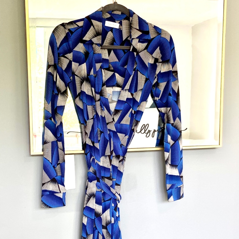 💙🖤Calvin Klein Print Wrap Dress